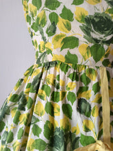 Cargar imagen en el visor de la galería, 1950s 1960s - Gorgeous Summery Roseprint Cotton Dress - W28.5 (72cm)
