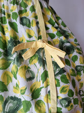 Cargar imagen en el visor de la galería, 1950s 1960s - Gorgeous Summery Roseprint Cotton Dress - W28.5 (72cm)
