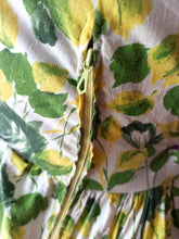Cargar imagen en el visor de la galería, 1950s 1960s - Gorgeous Summery Roseprint Cotton Dress - W28.5 (72cm)
