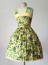 Cargar imagen en el visor de la galería, 1950s 1960s - Gorgeous Summery Roseprint Cotton Dress - W28.5 (72cm)
