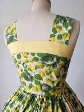 Cargar imagen en el visor de la galería, 1950s 1960s - Gorgeous Summery Roseprint Cotton Dress - W28.5 (72cm)
