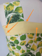 Cargar imagen en el visor de la galería, 1950s 1960s - Gorgeous Summery Roseprint Cotton Dress - W28.5 (72cm)
