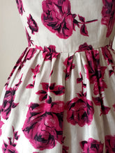 Cargar imagen en el visor de la galería, 1950s 1960s - FRIPONNETTE, Paris - Cute Roseprint Cotton Dress - W26 (66cm)
