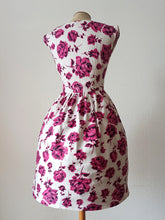 Cargar imagen en el visor de la galería, 1950s 1960s - FRIPONNETTE, Paris - Cute Roseprint Cotton Dress - W26 (66cm)
