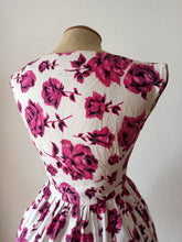 Cargar imagen en el visor de la galería, 1950s 1960s - FRIPONNETTE, Paris - Cute Roseprint Cotton Dress - W26 (66cm)
