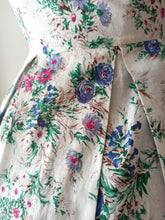 Load image into Gallery viewer, 1950s - Adorable Floral Cotton Dress - W25 (64cm)
