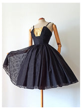 Cargar imagen en el visor de la galería, 1950s - SYLVIA ANN, USA - Stunning Gold Lurex Black Dress - W24.5 (62cm)
