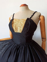 Cargar imagen en el visor de la galería, 1950s - SYLVIA ANN, USA - Stunning Gold Lurex Black Dress - W24.5 (62cm)
