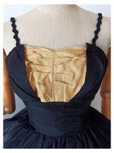 Cargar imagen en el visor de la galería, 1950s - SYLVIA ANN, USA - Stunning Gold Lurex Black Dress - W24.5 (62cm)
