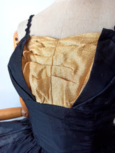 Cargar imagen en el visor de la galería, 1950s - SYLVIA ANN, USA - Stunning Gold Lurex Black Dress - W24.5 (62cm)
