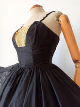Cargar imagen en el visor de la galería, 1950s - SYLVIA ANN, USA - Stunning Gold Lurex Black Dress - W24.5 (62cm)
