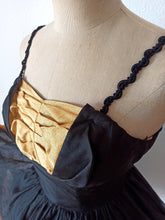 Cargar imagen en el visor de la galería, 1950s - SYLVIA ANN, USA - Stunning Gold Lurex Black Dress - W24.5 (62cm)
