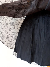 Cargar imagen en el visor de la galería, 1950s - SYLVIA ANN, USA - Stunning Gold Lurex Black Dress - W24.5 (62cm)
