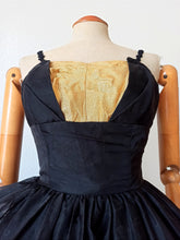 Cargar imagen en el visor de la galería, 1950s - SYLVIA ANN, USA - Stunning Gold Lurex Black Dress - W24.5 (62cm)

