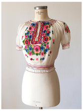 Laden Sie das Bild in den Galerie-Viewer, 1930s 1940s - Exquisite Hand Embroidery Hungarian Blouse - W28.5 (72cm)
