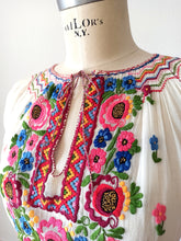 Laden Sie das Bild in den Galerie-Viewer, 1930s 1940s - Exquisite Hand Embroidery Hungarian Blouse - W28.5 (72cm)
