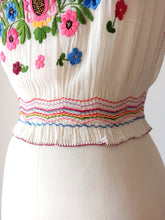 Laden Sie das Bild in den Galerie-Viewer, 1930s 1940s - Exquisite Hand Embroidery Hungarian Blouse - W28.5 (72cm)
