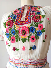Laden Sie das Bild in den Galerie-Viewer, 1930s 1940s - Exquisite Hand Embroidery Hungarian Blouse - W28.5 (72cm)
