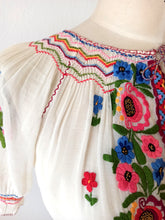 Laden Sie das Bild in den Galerie-Viewer, 1930s 1940s - Exquisite Hand Embroidery Hungarian Blouse - W28.5 (72cm)
