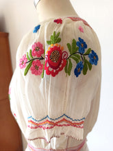 Laden Sie das Bild in den Galerie-Viewer, 1930s 1940s - Exquisite Hand Embroidery Hungarian Blouse - W28.5 (72cm)
