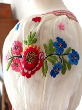 Laden Sie das Bild in den Galerie-Viewer, 1930s 1940s - Exquisite Hand Embroidery Hungarian Blouse - W28.5 (72cm)
