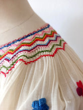 Laden Sie das Bild in den Galerie-Viewer, 1930s 1940s - Exquisite Hand Embroidery Hungarian Blouse - W28.5 (72cm)
