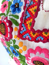 Laden Sie das Bild in den Galerie-Viewer, 1930s 1940s - Exquisite Hand Embroidery Hungarian Blouse - W28.5 (72cm)
