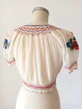 Laden Sie das Bild in den Galerie-Viewer, 1930s 1940s - Exquisite Hand Embroidery Hungarian Blouse - W28.5 (72cm)
