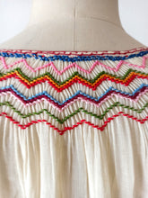 Laden Sie das Bild in den Galerie-Viewer, 1930s 1940s - Exquisite Hand Embroidery Hungarian Blouse - W28.5 (72cm)
