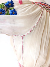 Laden Sie das Bild in den Galerie-Viewer, 1930s 1940s - Exquisite Hand Embroidery Hungarian Blouse - W28.5 (72cm)

