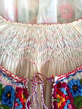 Laden Sie das Bild in den Galerie-Viewer, 1930s 1940s - Exquisite Hand Embroidery Hungarian Blouse - W28.5 (72cm)
