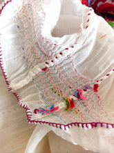Laden Sie das Bild in den Galerie-Viewer, 1930s 1940s - Exquisite Hand Embroidery Hungarian Blouse - W28.5 (72cm)
