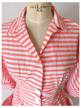 Carica l&#39;immagine nel visualizzatore di Gallery, 1940s 1950s - Sublime Striped Cotton Dress - W29 (74cm)

