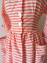 Carica l&#39;immagine nel visualizzatore di Gallery, 1940s 1950s - Sublime Striped Cotton Dress - W29 (74cm)
