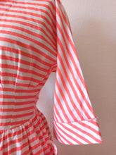 Carica l&#39;immagine nel visualizzatore di Gallery, 1940s 1950s - Sublime Striped Cotton Dress - W29 (74cm)
