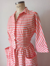 Carica l&#39;immagine nel visualizzatore di Gallery, 1940s 1950s - Sublime Striped Cotton Dress - W29 (74cm)
