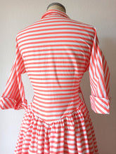 Carica l&#39;immagine nel visualizzatore di Gallery, 1940s 1950s - Sublime Striped Cotton Dress - W29 (74cm)
