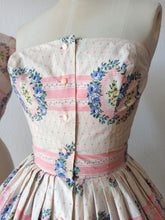 Cargar imagen en el visor de la galería, 1950s - SAMBO FASHIONS - Adorable Roseprint Bolero Dress - W26 (66cm)
