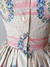 Cargar imagen en el visor de la galería, 1950s - SAMBO FASHIONS - Adorable Roseprint Bolero Dress - W26 (66cm)

