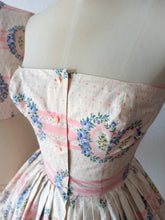 Cargar imagen en el visor de la galería, 1950s - SAMBO FASHIONS - Adorable Roseprint Bolero Dress - W26 (66cm)
