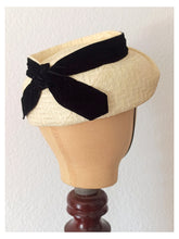Charger l&#39;image dans la galerie, 1950s - Beautiful Buttercream Velvet Raffia Hat
