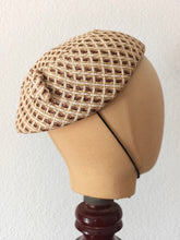 Cargar imagen en el visor de la galería, 1950s - Fabulous Raffia Hat &amp; Purse Set
