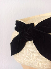 Charger l&#39;image dans la galerie, 1950s - Beautiful Buttercream Velvet Raffia Hat
