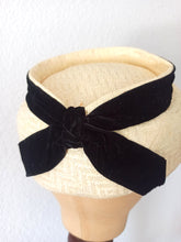 Charger l&#39;image dans la galerie, 1950s - Beautiful Buttercream Velvet Raffia Hat

