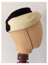 Charger l&#39;image dans la galerie, 1950s - Beautiful Buttercream Velvet Raffia Hat

