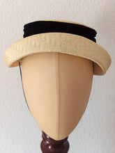 Charger l&#39;image dans la galerie, 1950s - Beautiful Buttercream Velvet Raffia Hat
