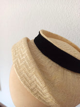 Charger l&#39;image dans la galerie, 1950s - Beautiful Buttercream Velvet Raffia Hat

