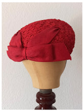 Cargar imagen en el visor de la galería, 1950s - Gorgeous Red Raffia Hat
