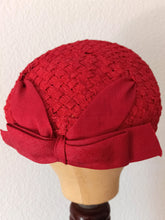 Cargar imagen en el visor de la galería, 1950s - Gorgeous Red Raffia Hat

