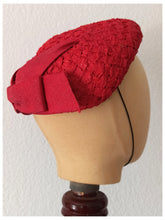 Cargar imagen en el visor de la galería, 1950s - Gorgeous Red Raffia Hat

